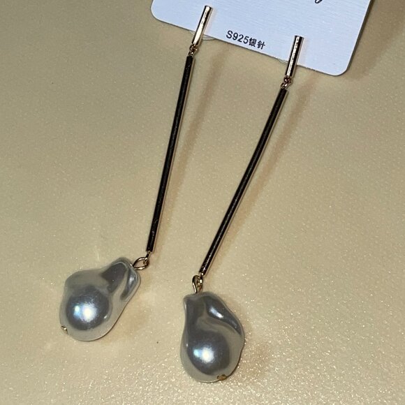 Chic Gold Bar & Baroque Pearl Drop Earrings | Modern Statement Jewelry - Picture 1 of 3